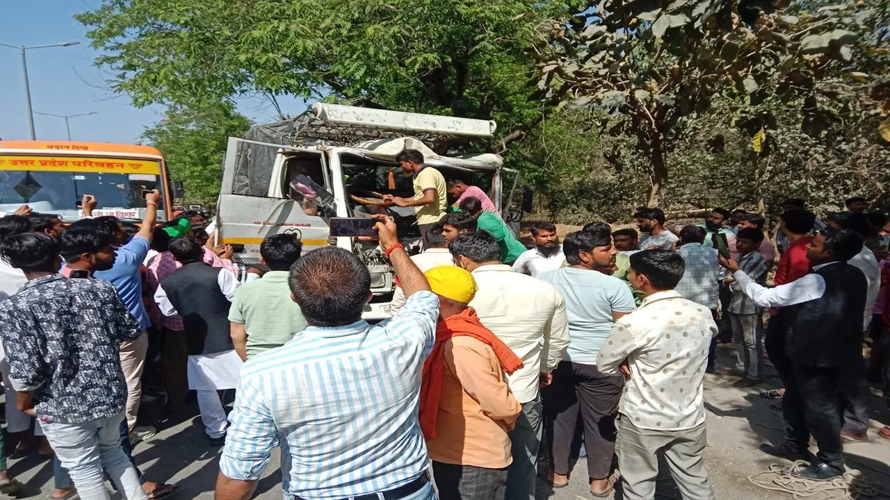 सीतापुर: रोडवेज बस में डीसीएम ने मारी टक्कर, वृद्ध घायल, पालतू कुत्ते की मौत