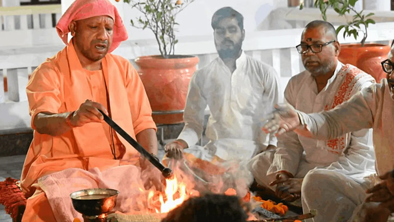 महागौरी की पूजा कर सीएम योगी ने किया हवन, मां जगतजननी से की प्रदेशवासियों के मंगल की प्रार्थना 