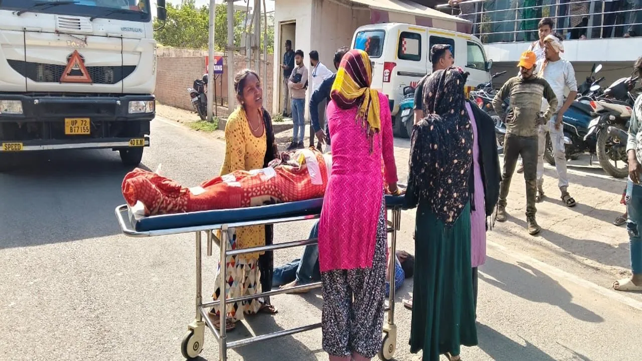 लखनऊ: डॉक्टर ने शराब पीकर किया हर्निया का ऑपरेशन, मरीज की मौत, परिजनों ने कार्रवाई की मांग करते हुए शव रख कर किया प्रदर्शन