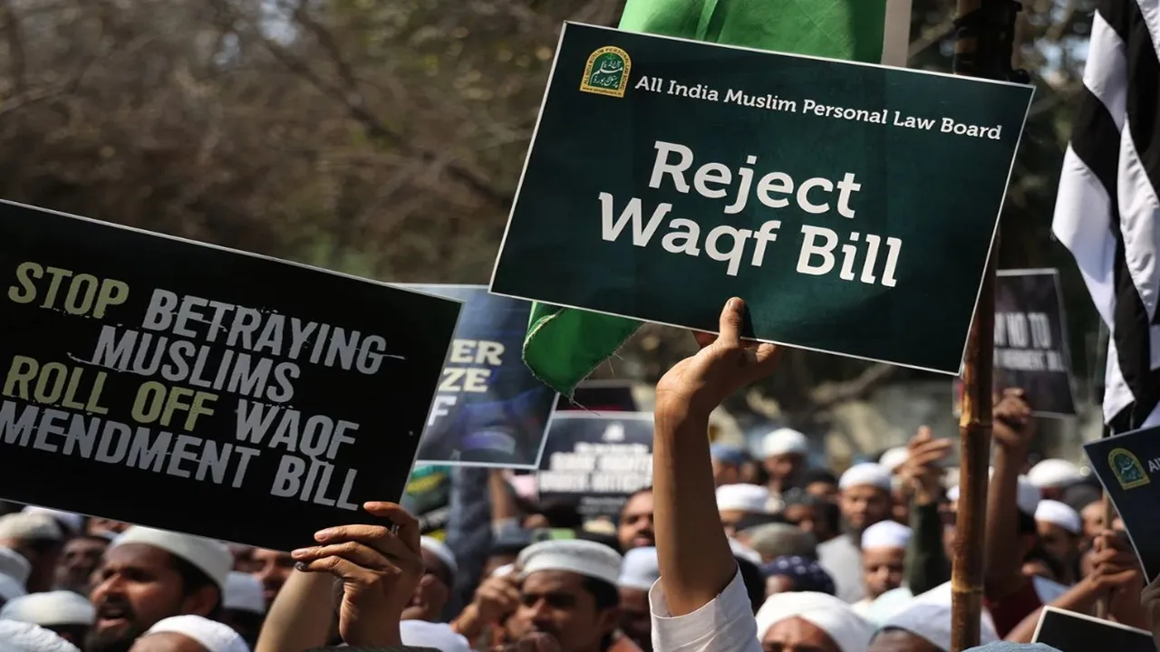 Waqf Bill: वक्फ बिल का विरोध करना पड़ा भारी, 300 लोगों के खिलाफ नोटिस जारी