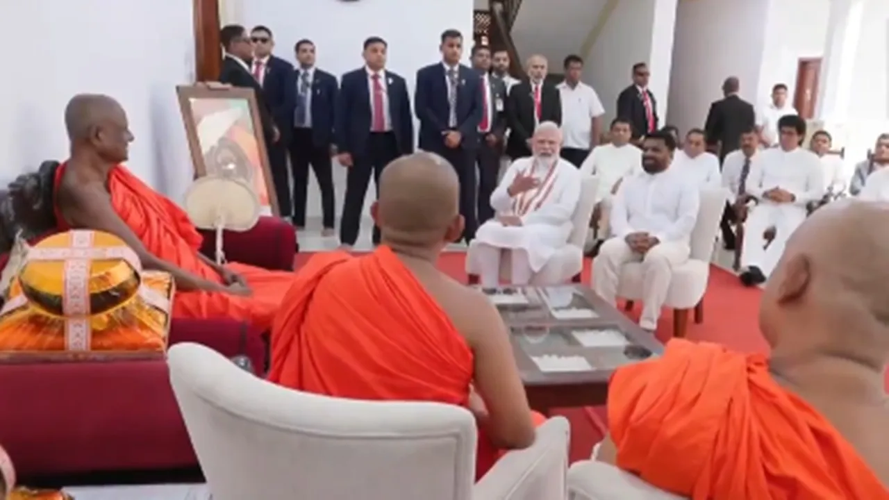  श्रीलंका: पीएम मोदी ने राष्ट्रपति दिसानायके के साथ अनुराधापुरा में जया श्री महाबोधि मंदिर में की प्रार्थना