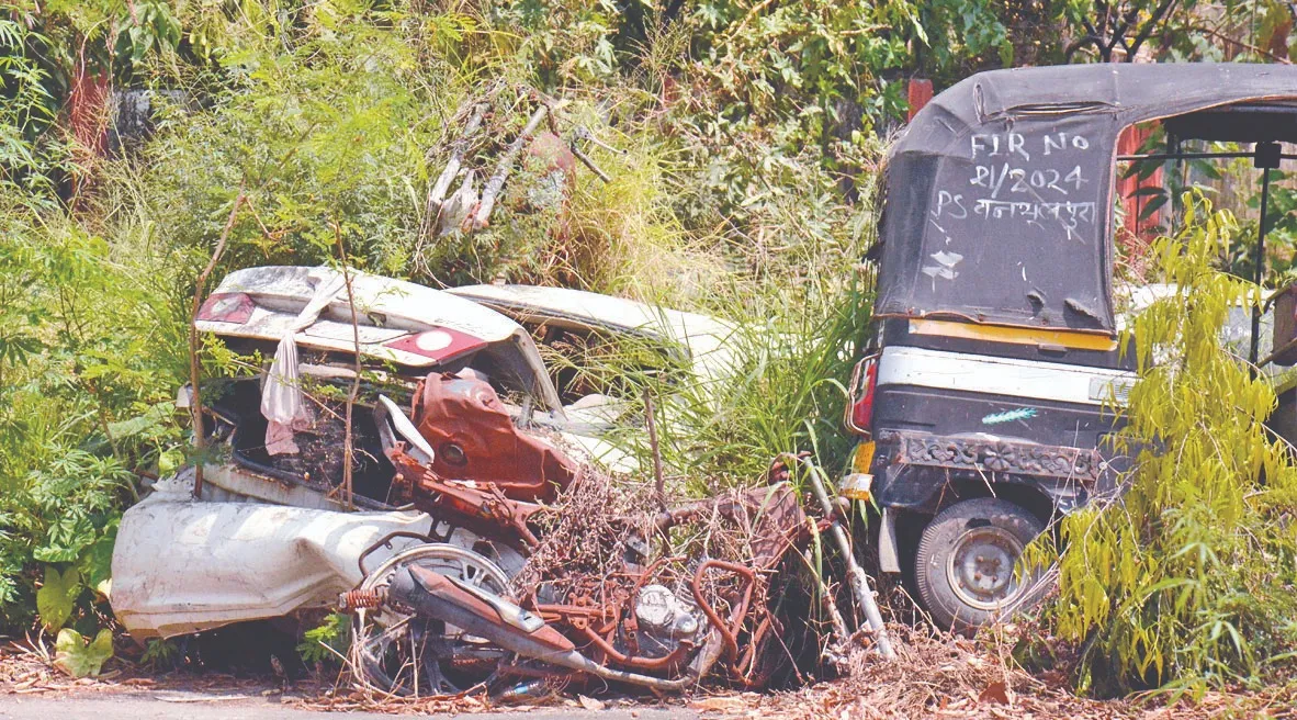 करोड़ों के वाहन कबाड़, कौड़ी भर नहीं बची कीमत