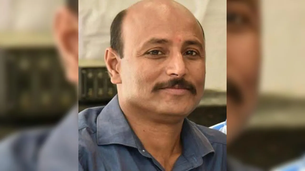 Kanpur: गोविंदपुरी पुल की रेलिंग तोड़ गिरा दुग्ध वाहन, एनसीसी शिक्षक की दबकर मौत, साथी गंभीर, कई राहगीर भी हुए जख्मी