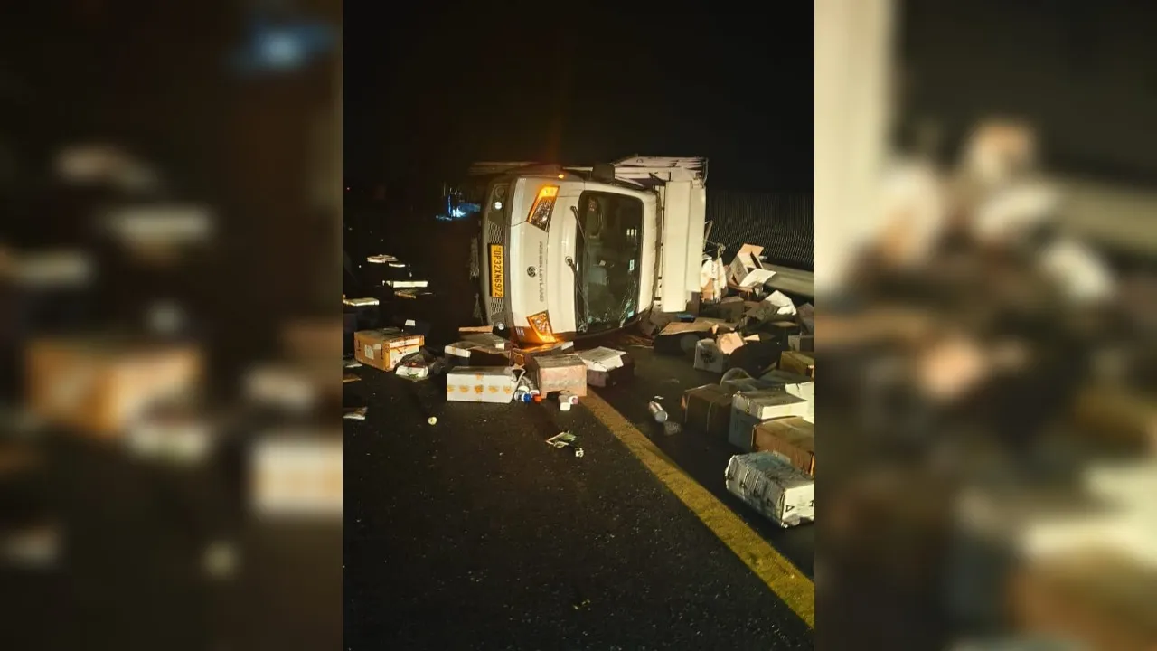 Kannauj: तेज रफ्तार बस की टक्कर से पलटी पिकअप, चालक व हेल्पर घायल, अस्पताल में भर्ती