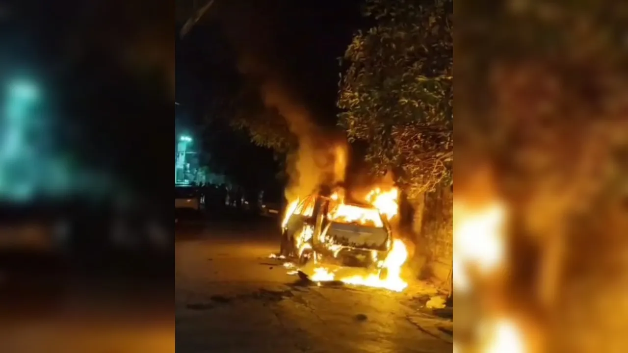 Kanpur: कार और बाइक में लगी भीषण आग, लाखों का नुकसान, दमकलकर्मियों ने पाया काबू,