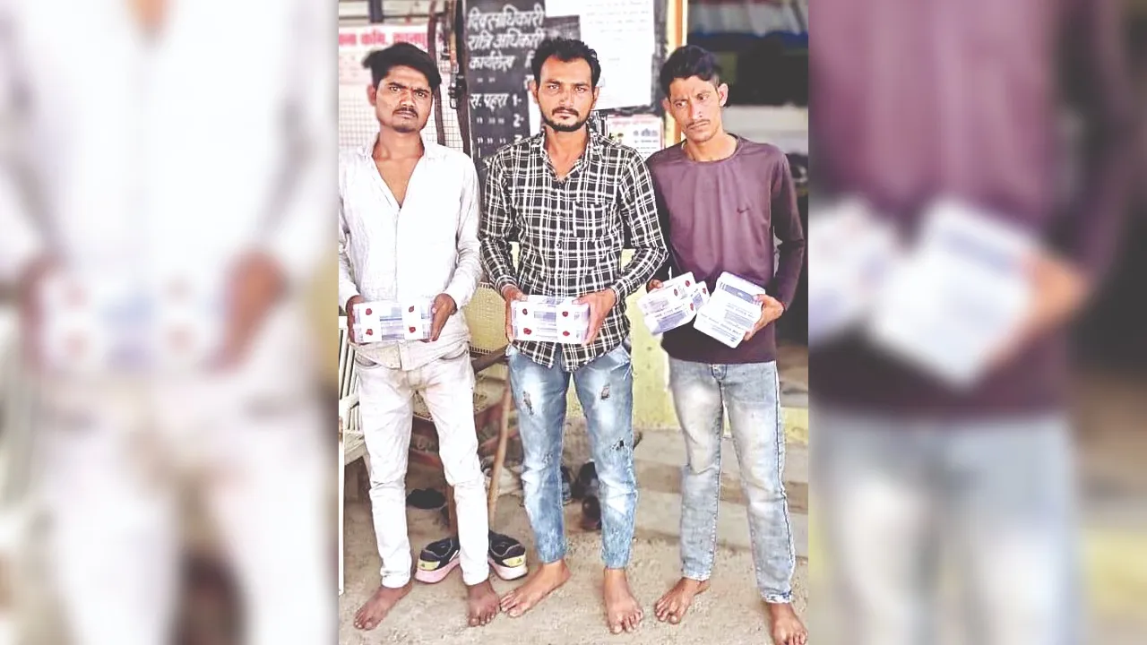 Kanpur: मंदिर में मोबाइल-पर्स लूटने वाले तीन गिरफ्तार, शातिरों की खोली जाएगी हिस्ट्रीशीट, बनाया जाएगा गैंगचार्ट 