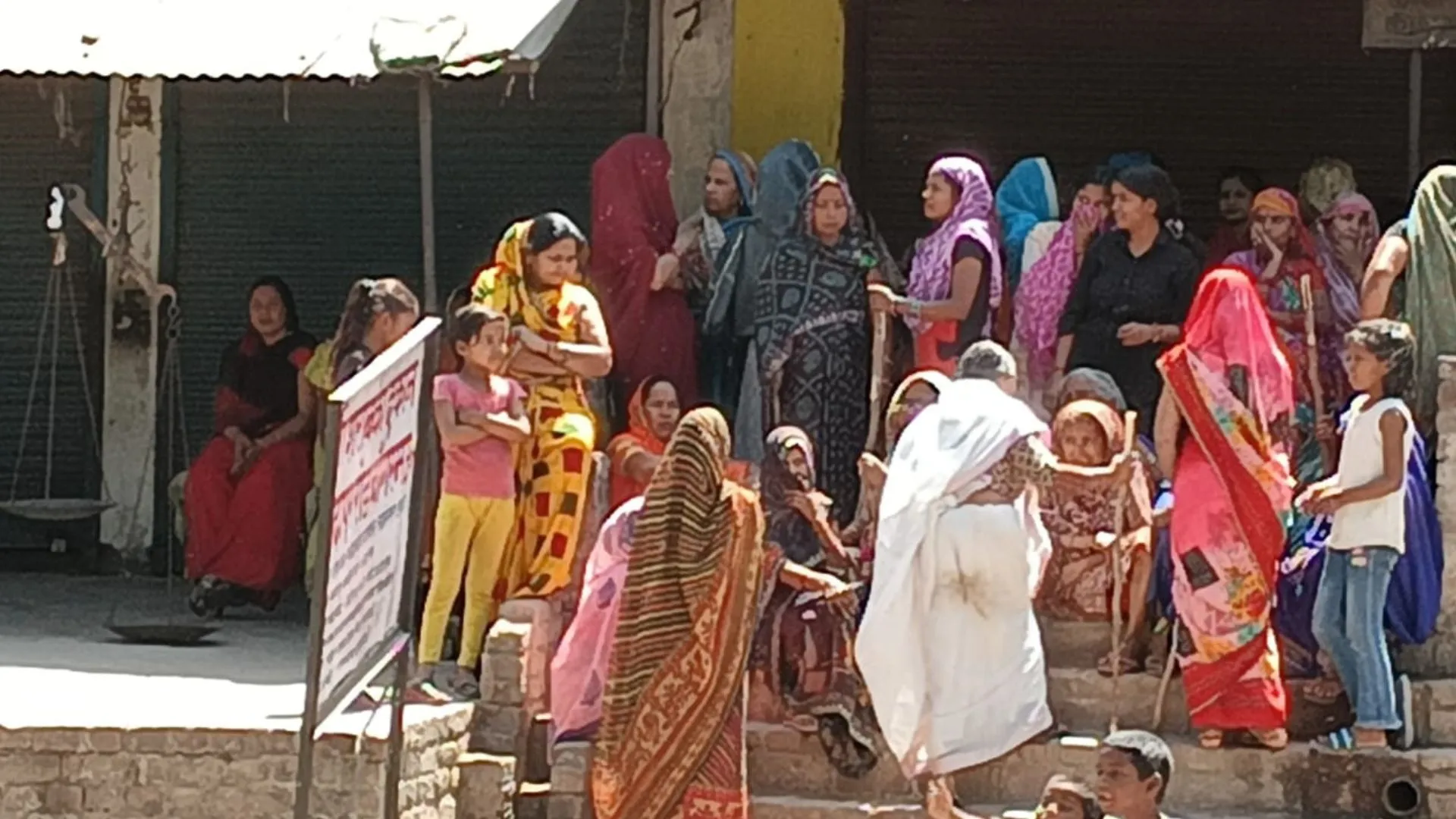 उन्नाव में मंदिर और स्कूल के पास ठेका खुला तो महिलाओं ने खोला मोर्चा, धरने पर बैठीं 