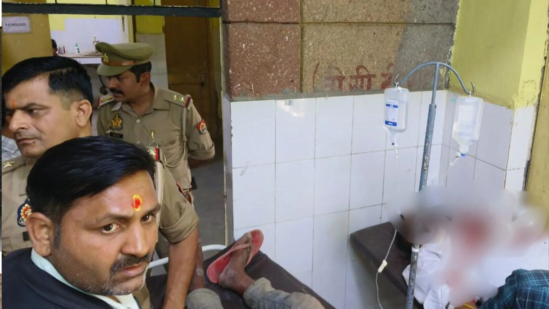 प्रतापगढ़: बाइक पर पीछे बैठे युवक ने सरेबाजार अधिवक्ता का गला रेता, हालत गंभीर...आरोपी गिरफ्तार