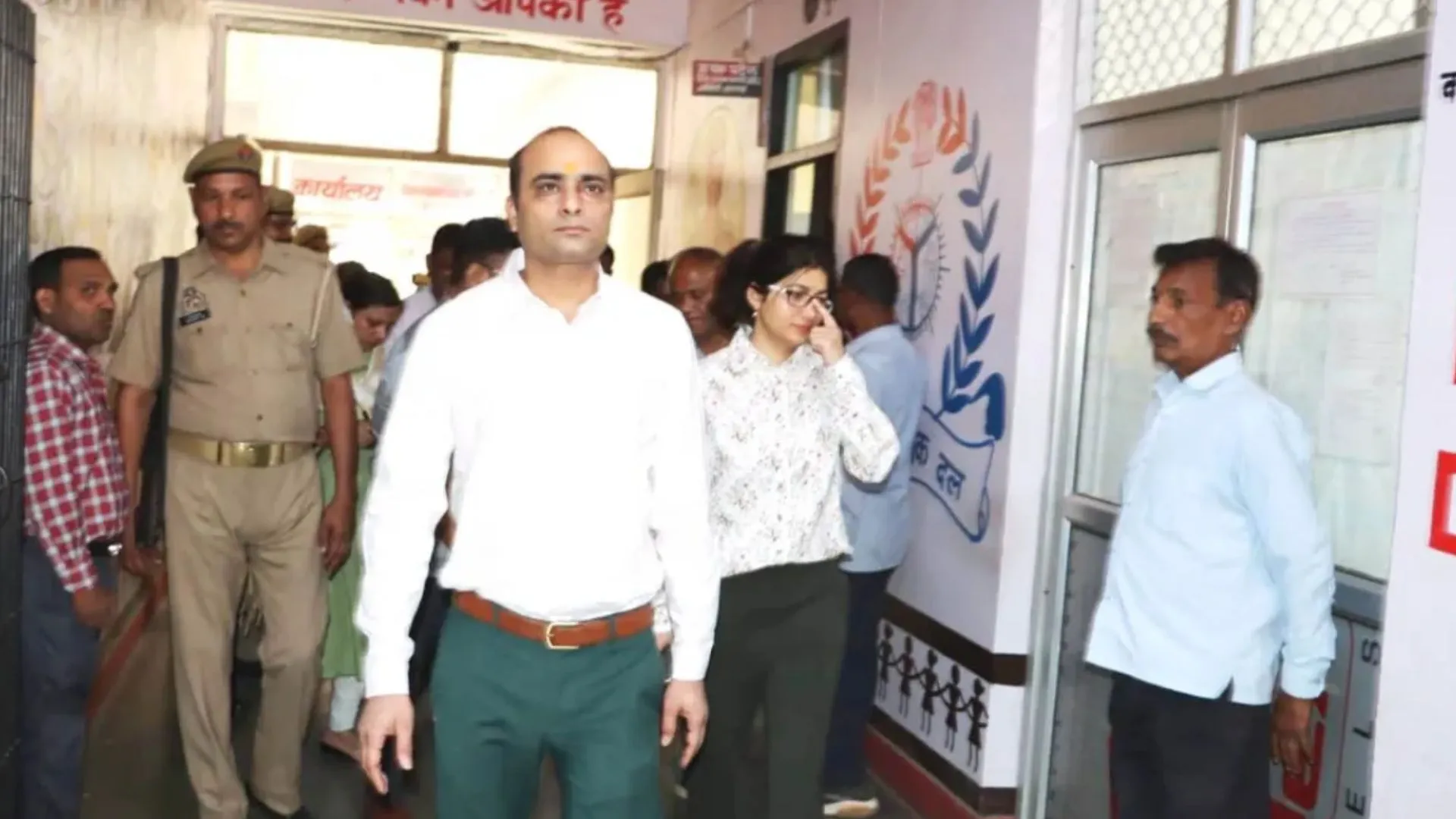 प्रतापगढ़: डीएम का औचक निरीक्षण, अनुपस्थित पाये गये 14 कर्मियों से स्पष्टीकरण तलब