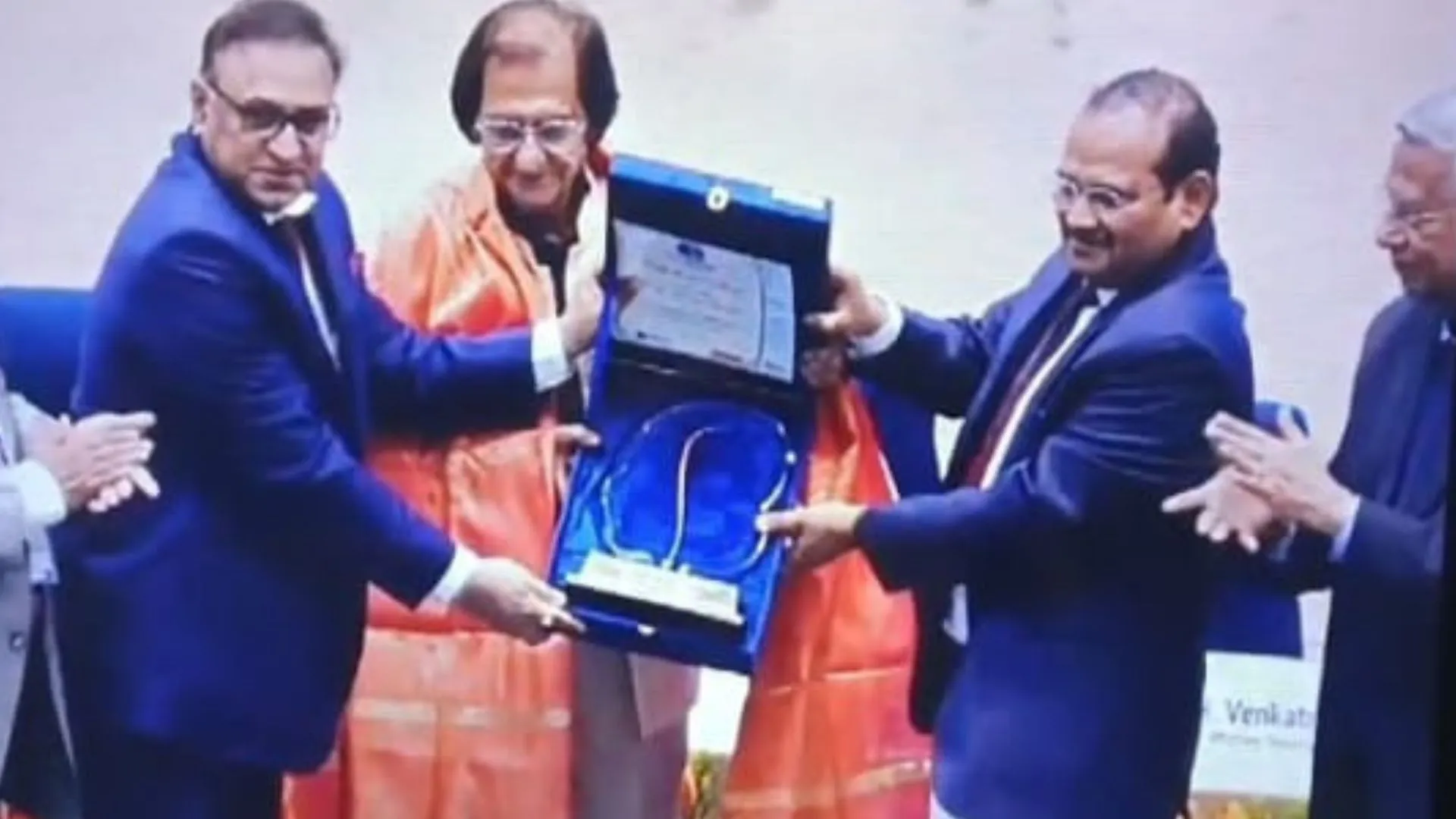 मशहूर शायर प्रोफेसर वसीम बरेलवी को मिला भारत शिक्षा सम्मान