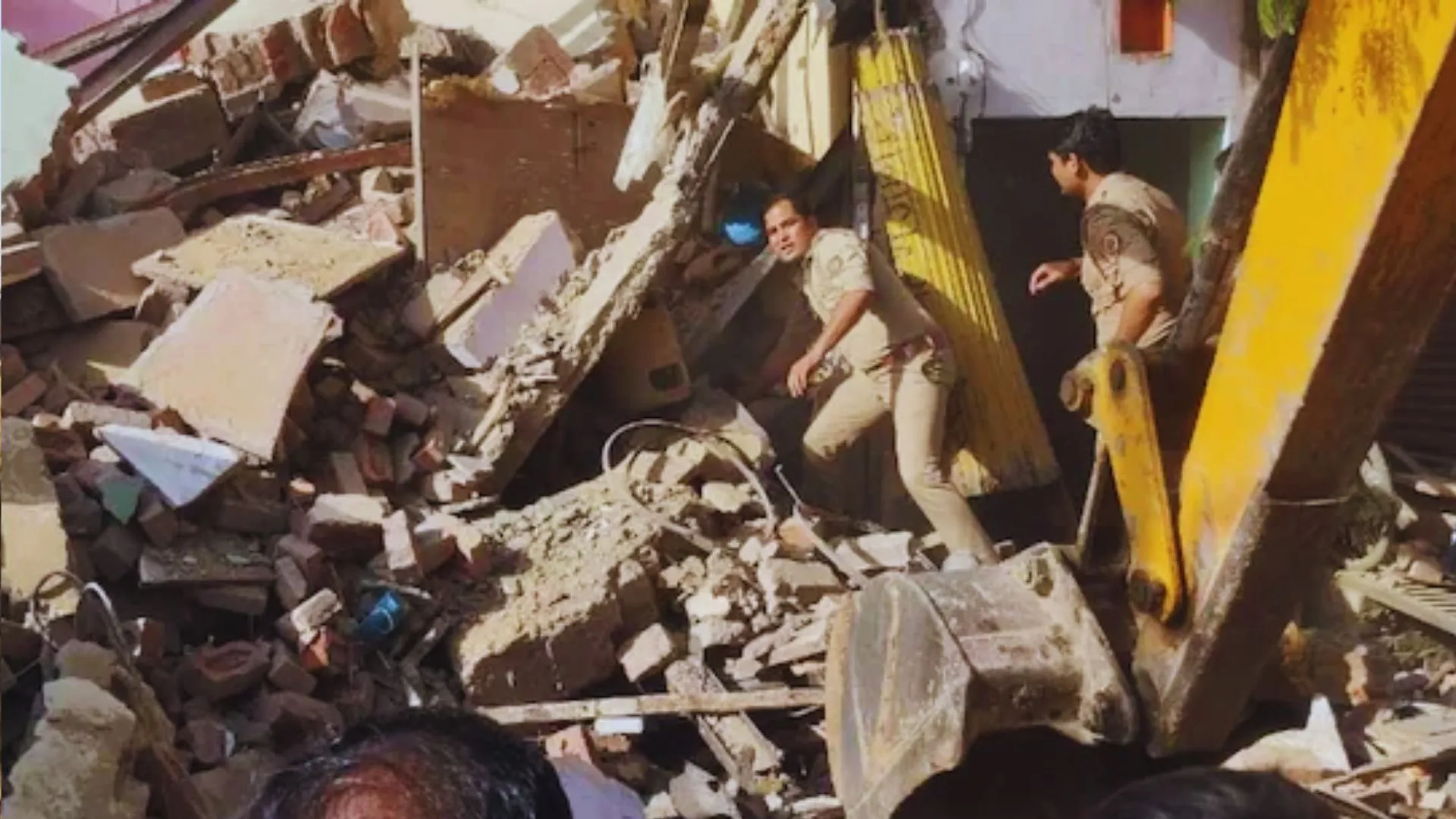 आगरा में चार दुकानों के गिरने से दो व्यक्तियों की मौत, सात अन्य घायल