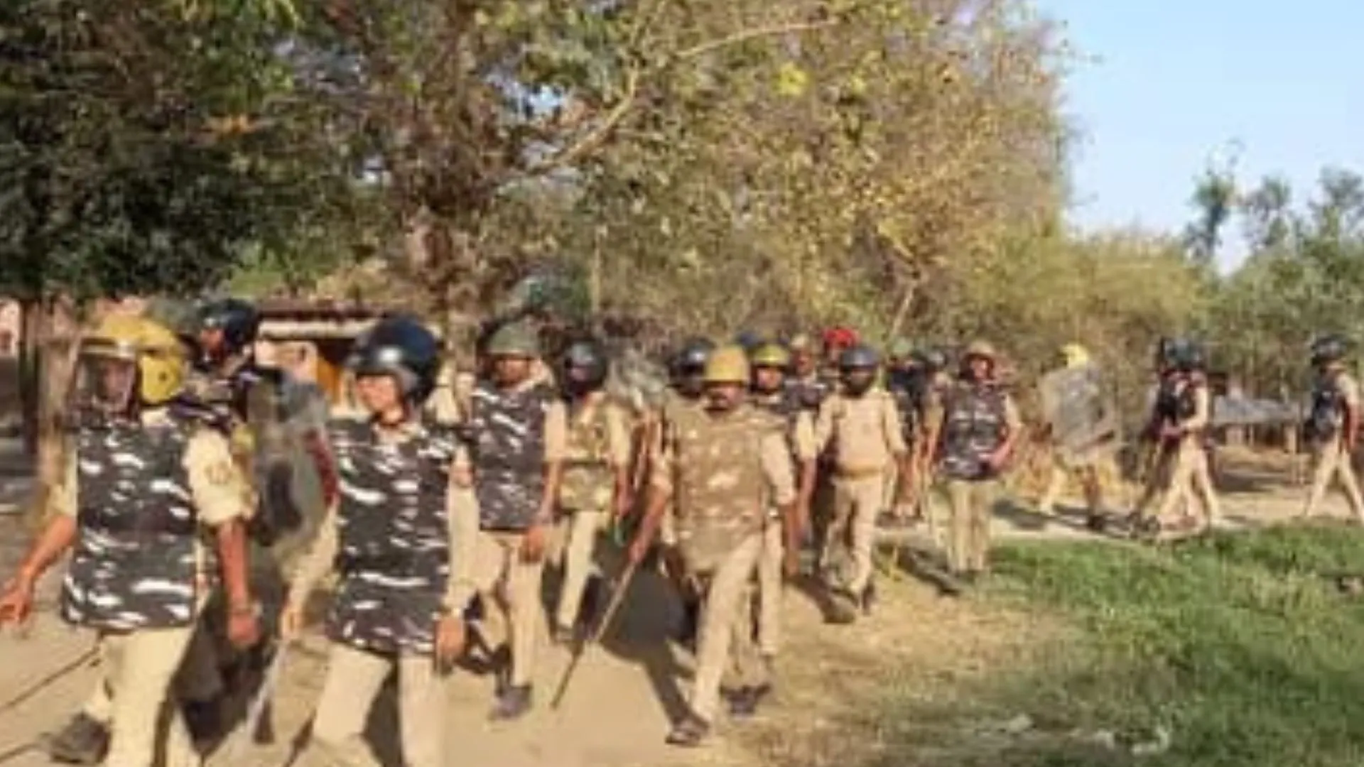 सीतापुर: प्रतिमा हटाने पहुंची पुलिस टीम पर पथराव, 11 पुलिसकर्मी घायल...5 लोग हिरासत में