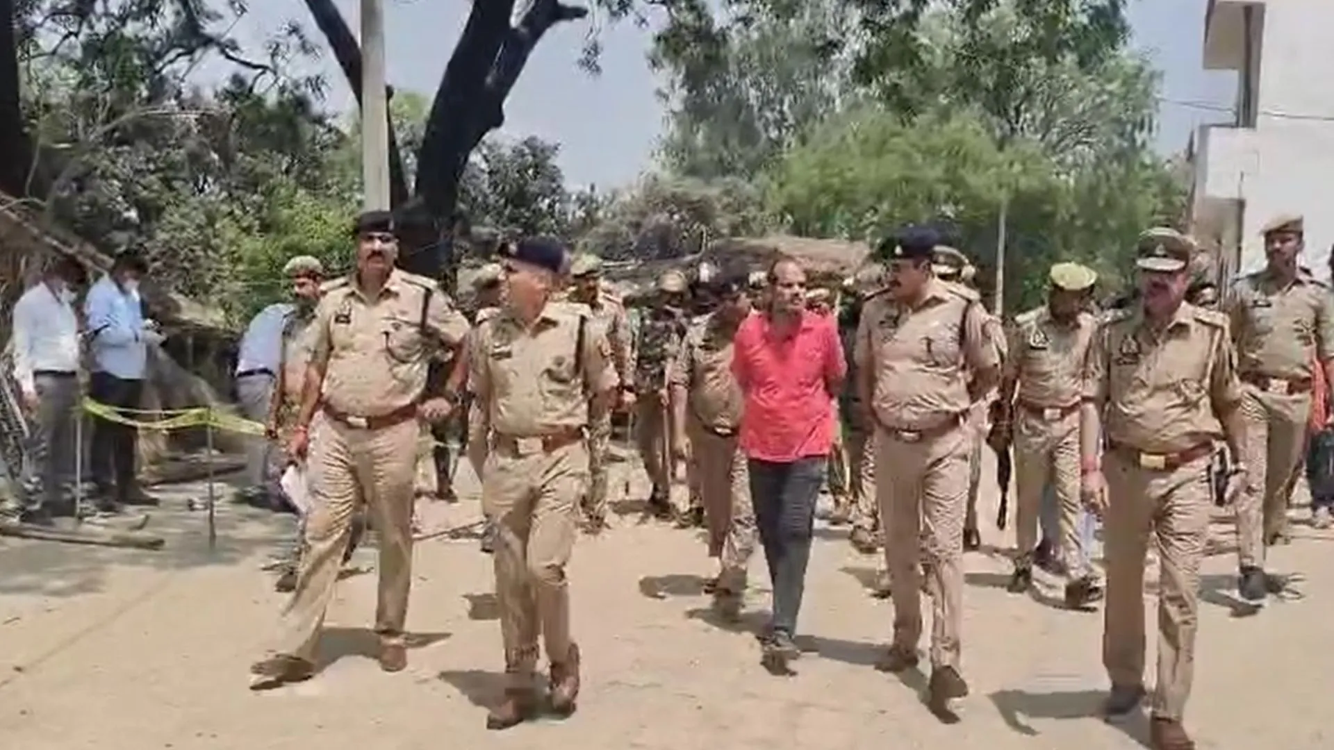 हरदोई: पुलिस की मौजूदगी में जेल से छूटे हत्यारोपी की फरसे से काटकर की थी हत्या, सात महिलाओं समेत 18 गिरफ्तार 