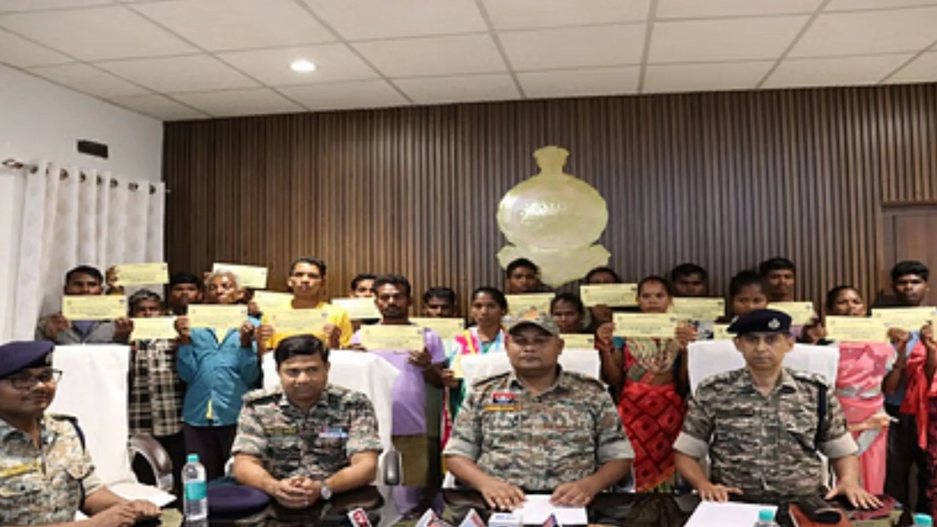 छत्तीसगढ़: बीजापुर पुलिस को बड़ी सफलता, 26 लाख के इनामी 22 नक्सलियों ने किया आत्मसमर्पण 