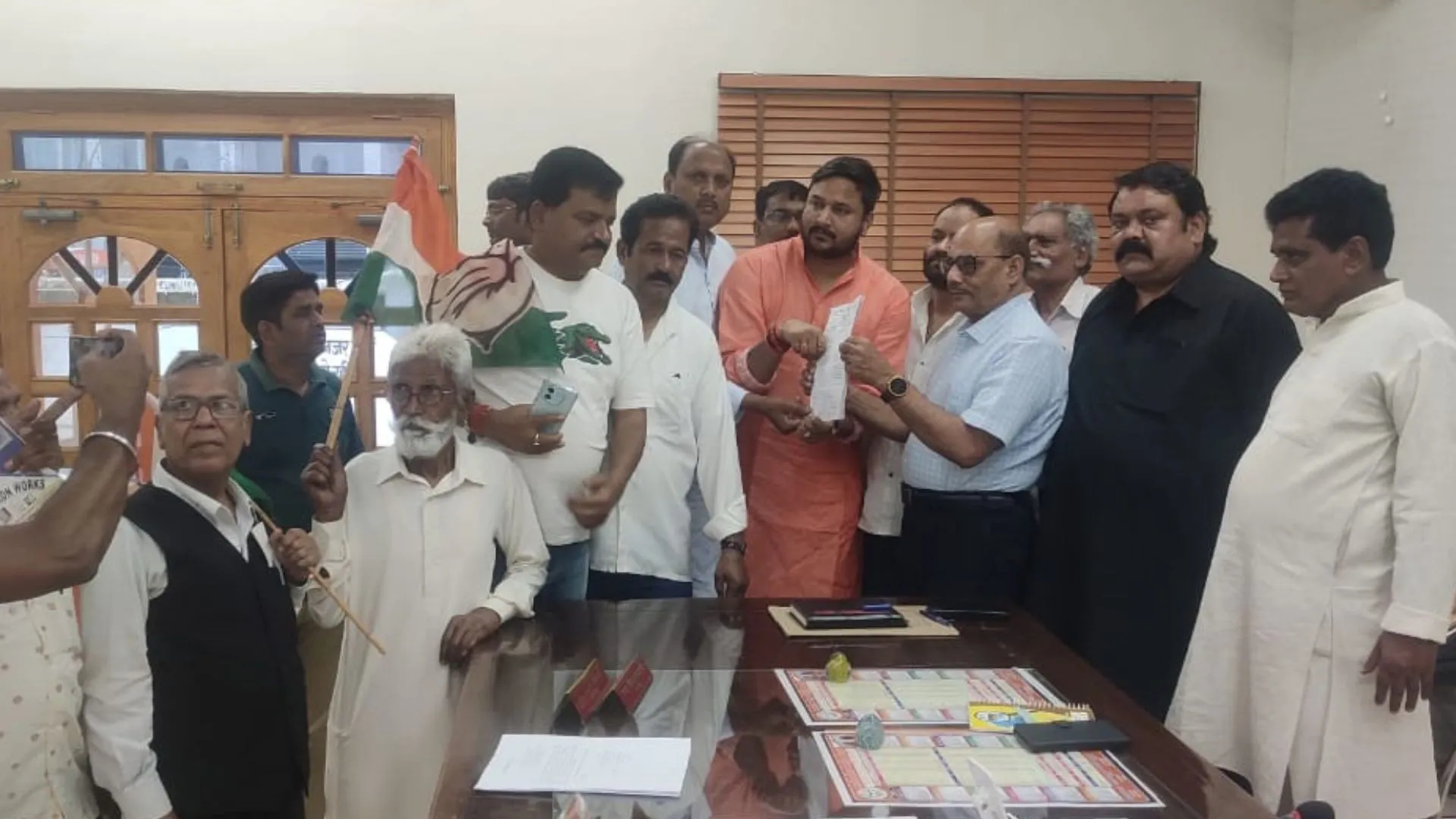 बहराइच: निजी स्कूलों की मनमानी पर नाराज हुए कांग्रेसी, किया प्रदर्शन..सौंपा ज्ञापन   