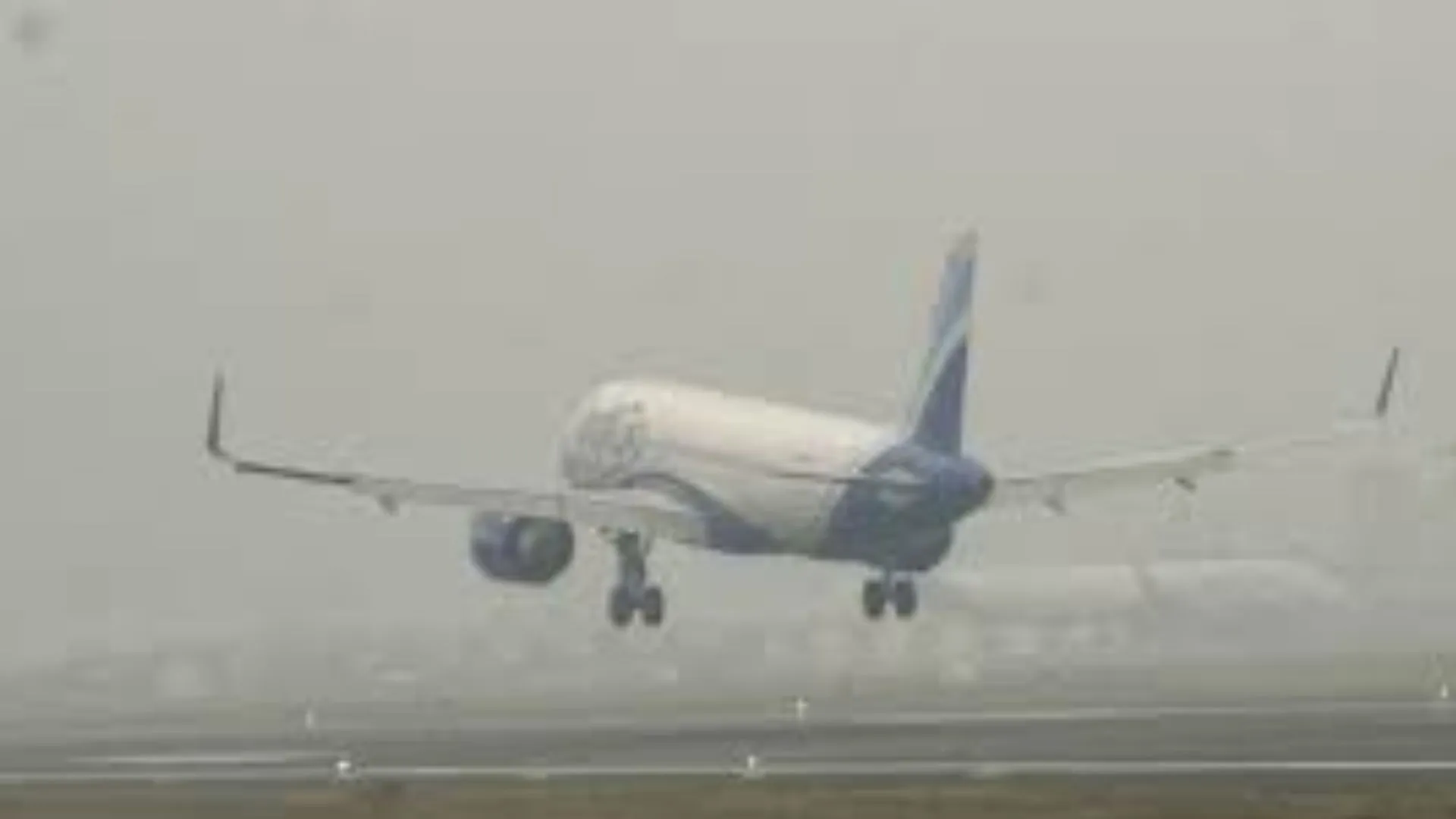 दिल्ली में चलीं धूलभरी आंधी और तेज हवाएं, हवाई अड्डे पर 15 उड़ानों का बदला गया रूट