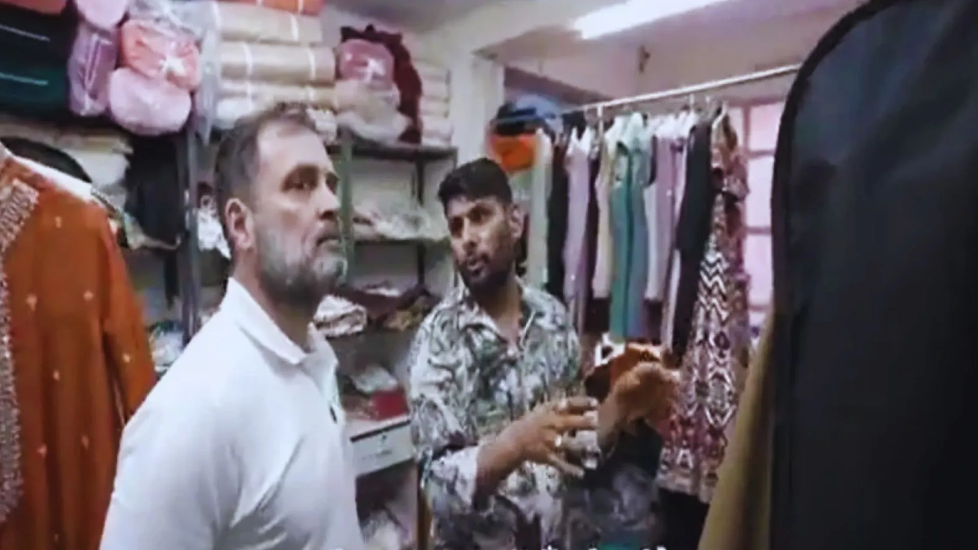 राहुल गांधी ने युवा कपड़ा डिजाइनरों से की मुलाकात, उद्योग से जुड़ी चुनौतियों की ली जानकारी