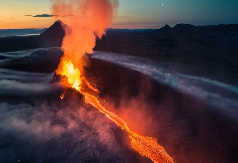 आइसलैंड में ज्वालामुखी में विस्फोट शुरू, शहर और ब्लू लैगून स्पा को खाली कराया गया 