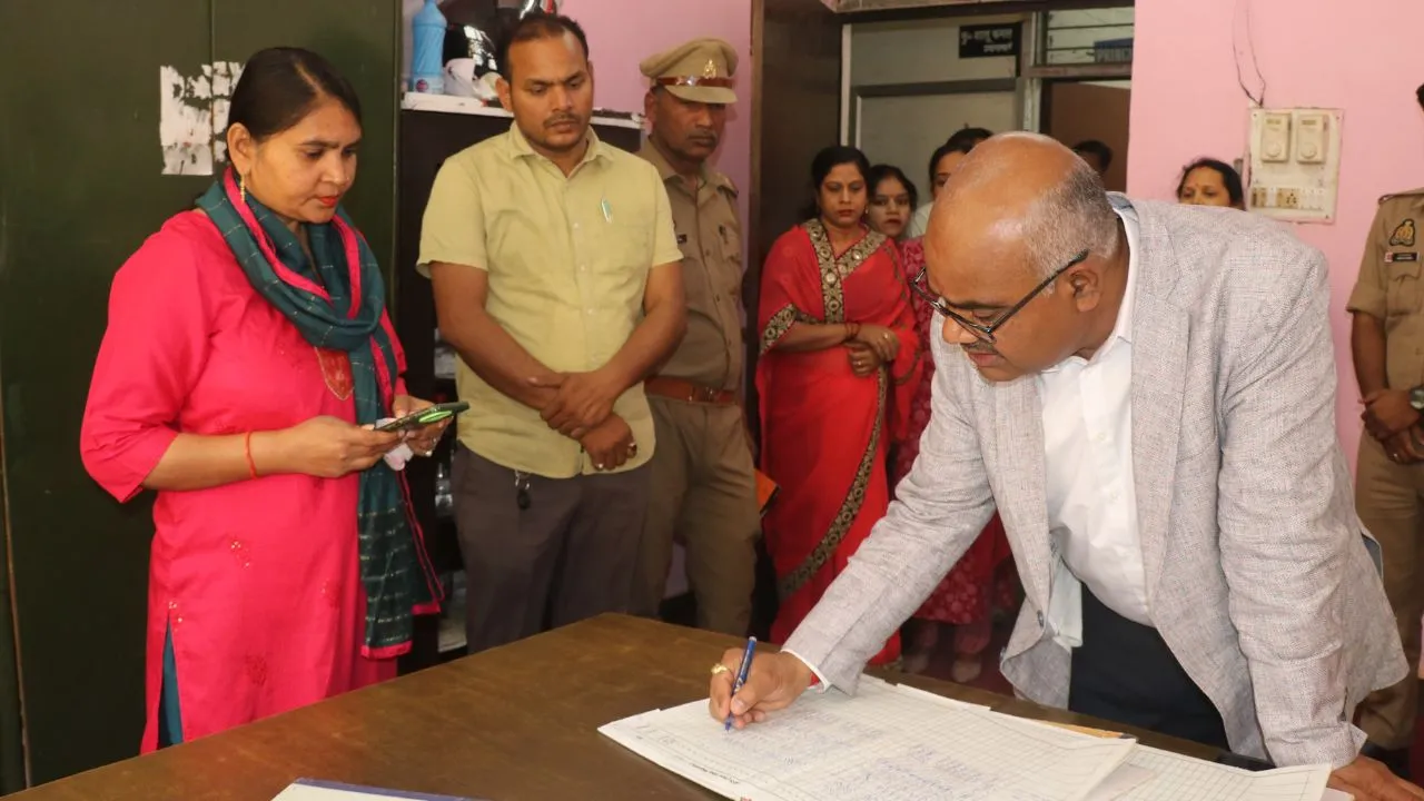 कानपुर में DM ने सर्वोदय विद्यालय का किया औचक निरीक्षण; कर्मचारी, टीचर मिले अनुपस्थित, फटकार लगाते हुए कार्रवाई के दिए निर्देश...