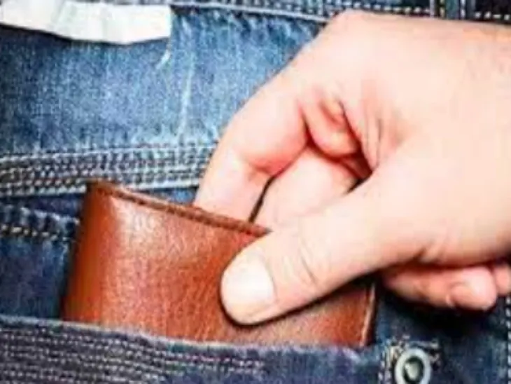 आंखों का उपचार कराए गए सेवानिवृत्त अधिकारी की जेब कटी     