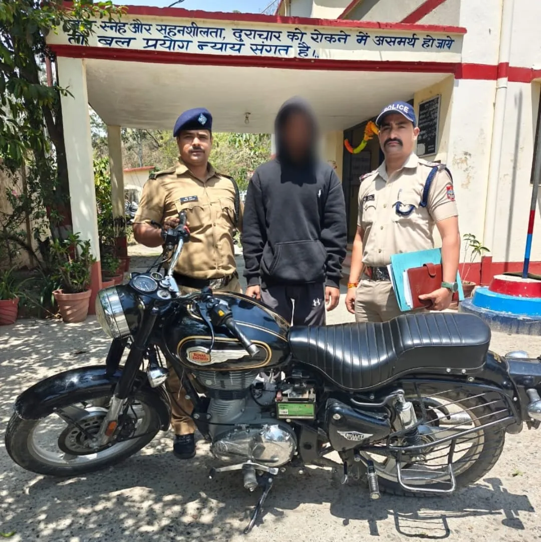 चौकी के पास से चोरी, माल बेचने से पहले गिरफ्तारी 