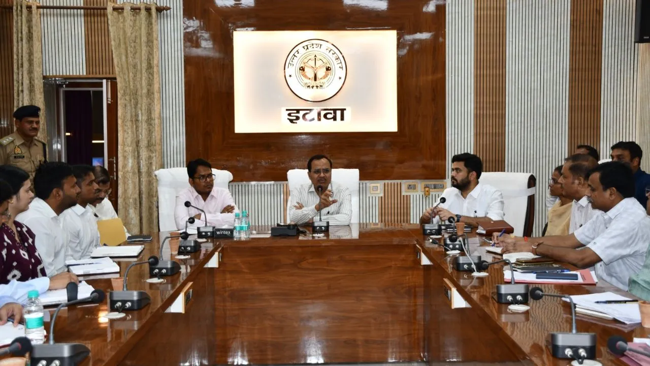 इटावा में नये DM शुभ्रांत कुमार शुक्ला ने संभाला चार्ज, अधिकारियों से की भेंट: बोले- प्राथमिकता से होगा जनता की समस्याओं का निराकरण 