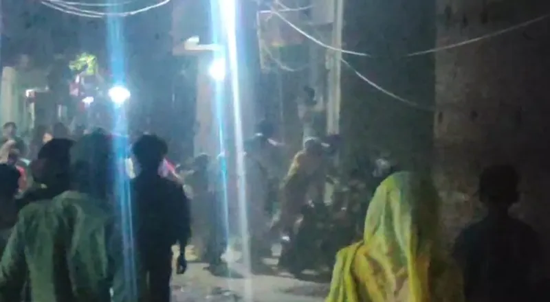 मुरादाबाद : पुराने विवाद को लेकर कहासुनी, फिर दो पक्षों में चले ईंट पत्थर, वीडियो वायरल 