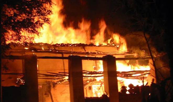 आग ने छीना गरीब का आशियाना, छत बची न खाना-पीना 