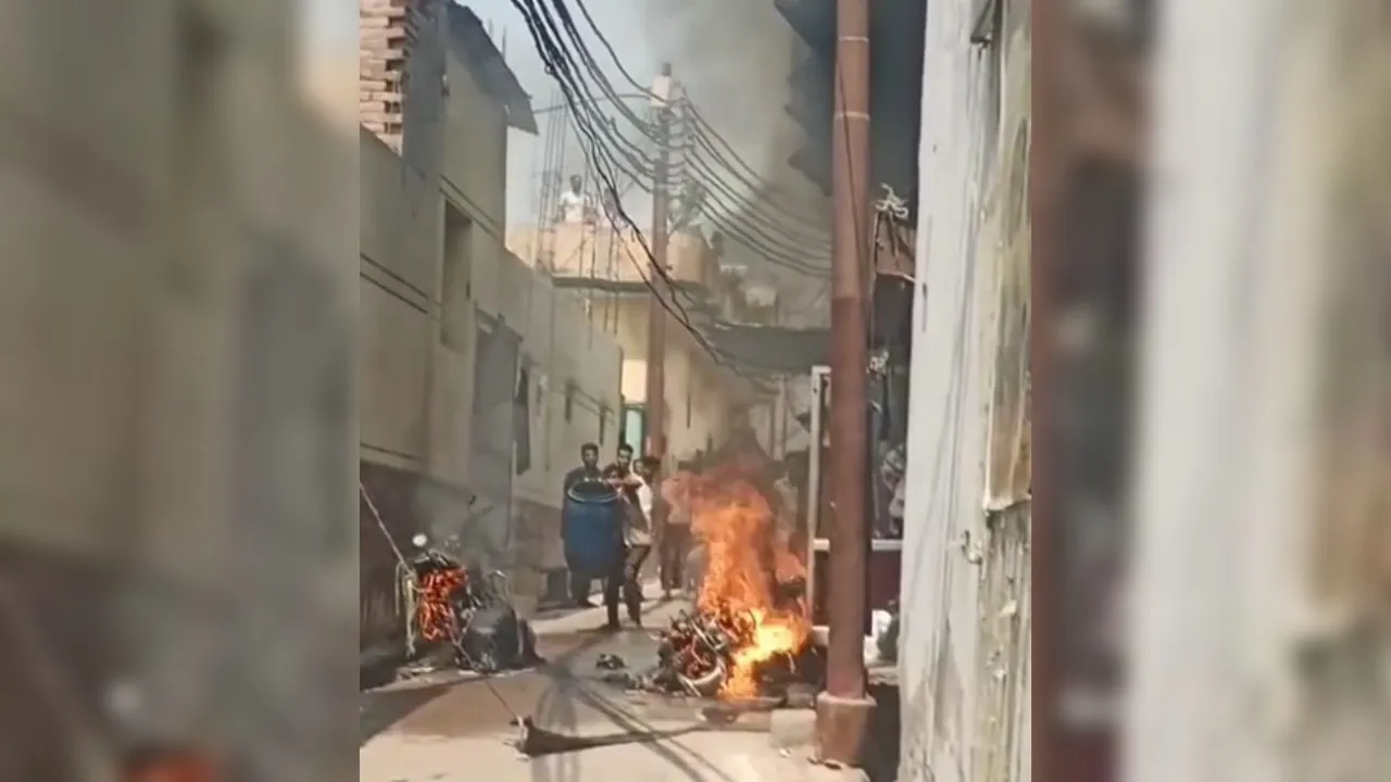 कन्नौज में आग से जलता सिलेंडर गली में फेका, दो बाइक, स्कूटी जली: लपटें उठती देख मचा हड़कंप