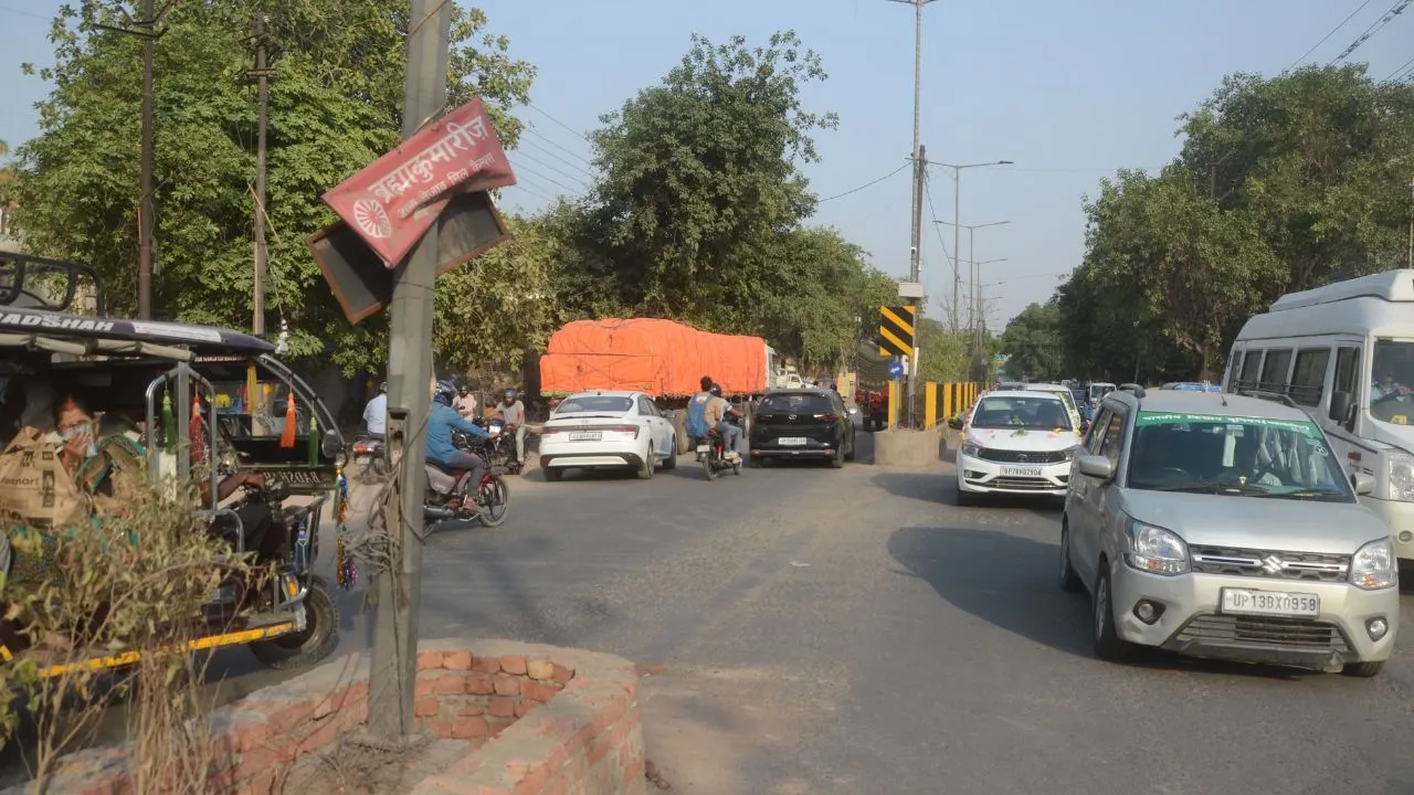 Kanpur के GT रोड पर उल्टी दिशा में लगा दिए संकेतक: लोक निर्माण विभाग ने जताई आपत्ति, कहा, गलत संकेतकों की वजह से हो रहीं दुर्घटनाएं
