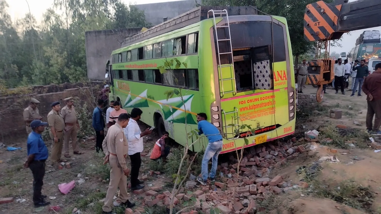 इटावा में सवारी से भरी बस अनियंत्रित होकर मकान में जा घुसी, हादसे में 13 गंभीर घायल, चार रेफर