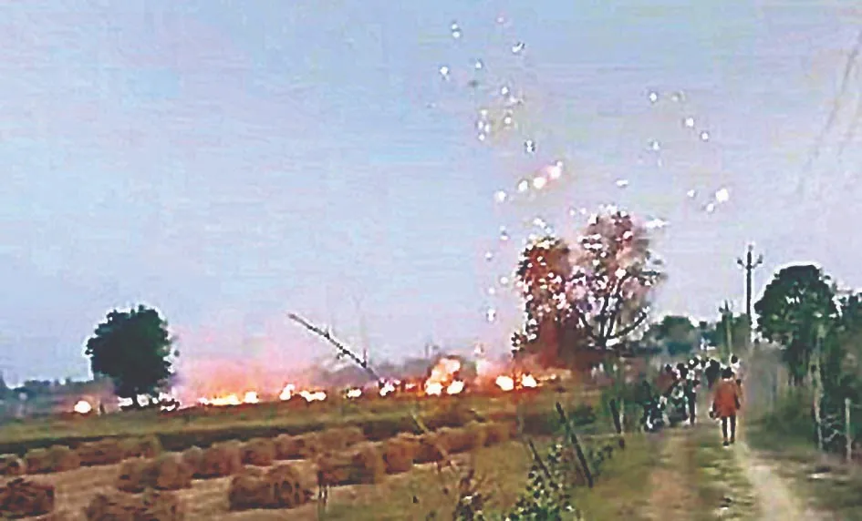 Kannauj: आतिशबाजी गोदाम में विस्फोट से थर्राया इलाका, गेंहू की फसल जलकर खाक