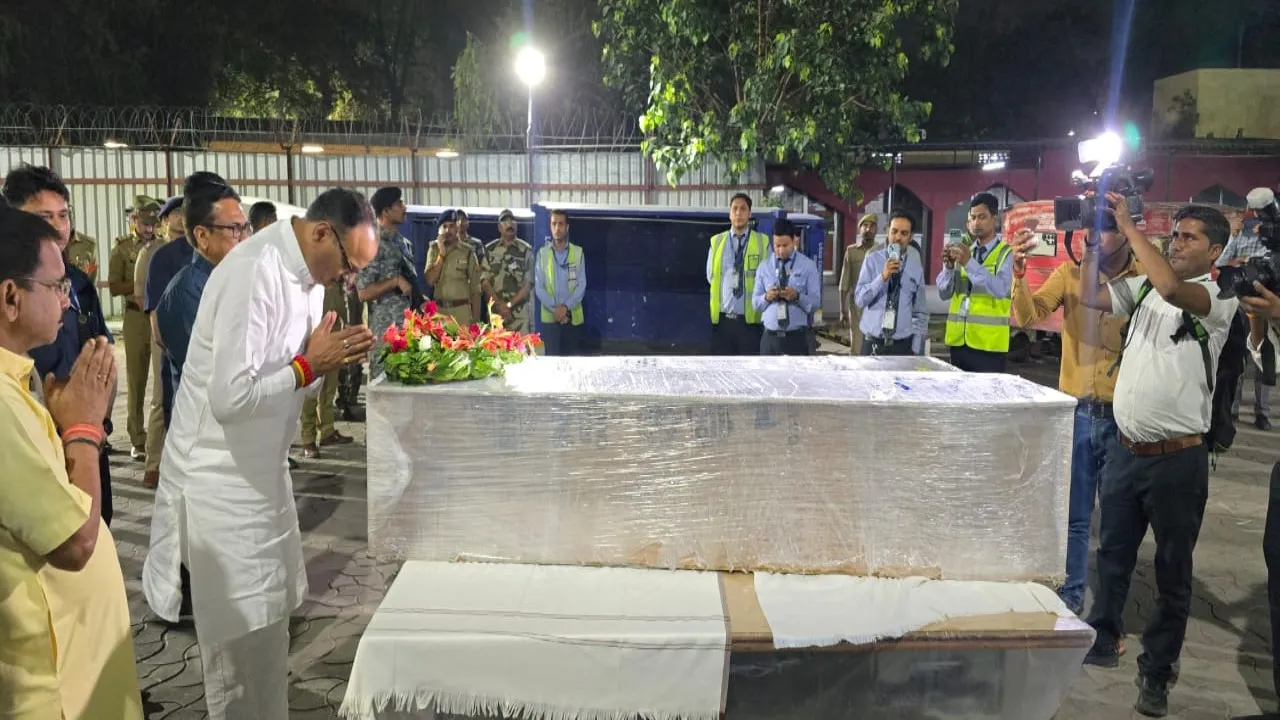 लखनऊ पहुंचा शुभम का शव, एयरपोर्ट पर डिप्टी सीएम ने दी श्रद्धांजलि 