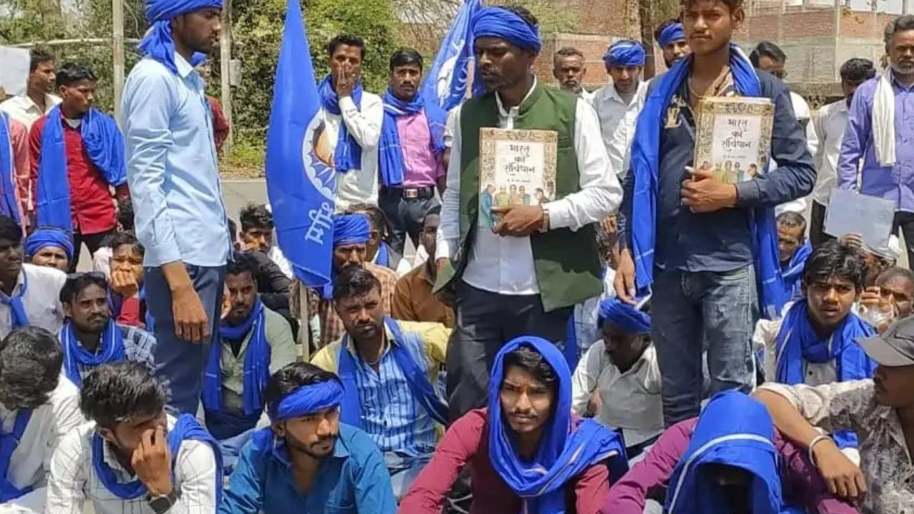 कन्नौज में तानाशाही के विरोध में भीम आर्मी के कार्यकर्ताओं ने घेरा थाना: कोतवाली प्रभारी की कार रोकी, पुलिस पर घूस मांगने का लगाया आरोप