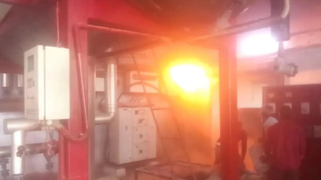 कन्नाैज में कोल्ड स्टोरेज में शार्ट सर्किट से लगी आग: धुआं उठता देख मचा हड़कंप, कर्मचारियों ने पाया काबू