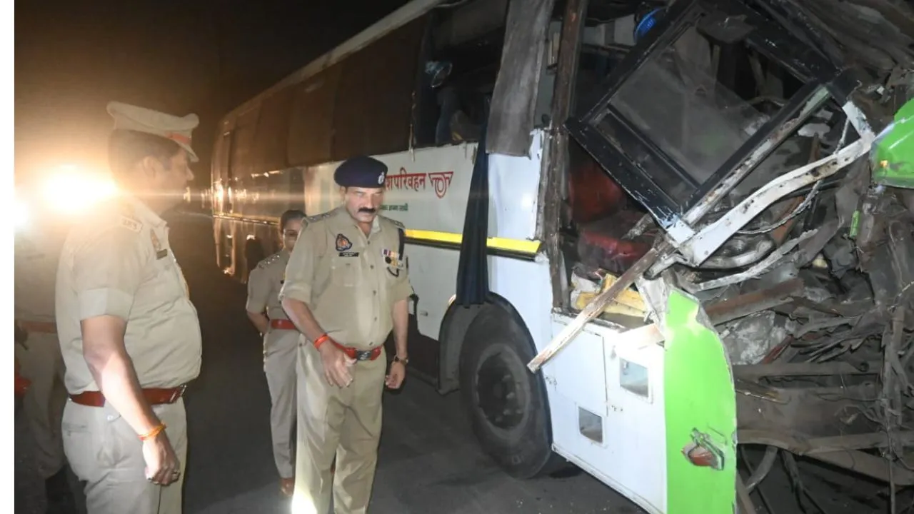 कानपुर देहात में डंपर से भिड़ी जनरथ बस, एक की मौत, 27 घायल: चालक को झपकी आने से हुआ हादसा