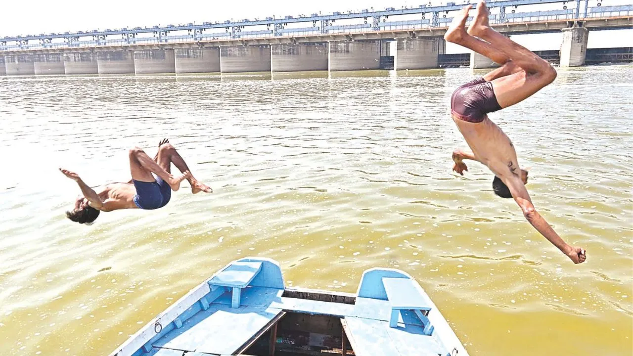 बिना लाइफ सपोर्ट झील में मस्ती, छोटे बच्चों को थमा रहे बोट; Kanpur के गंगा बैराज में खुलेआम स्टंट, जिम्मेदार अंजान