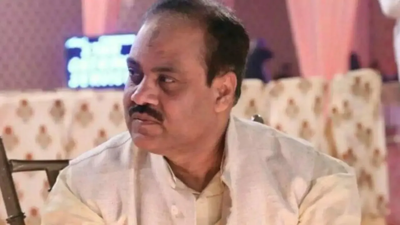 लखनऊ में वकील ने राज्य सूचना आयुक्त मो. नदीम पर जूता फेंका! मचा हड़कंप 