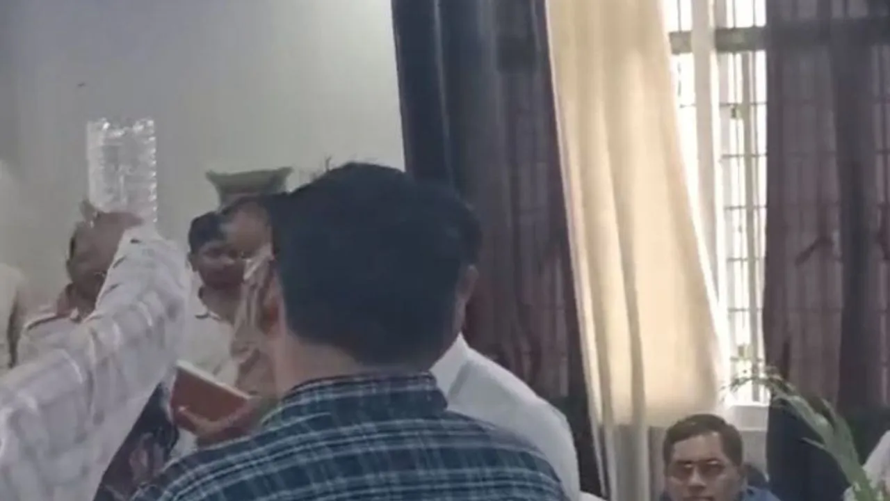 फर्रुखाबाद में फरियाद लेकर पहुंचे डीएम के सामने पीड़ित ने खुद पर छिड़का पेट्रोल, अधिकारियों में मचा हड़कंप