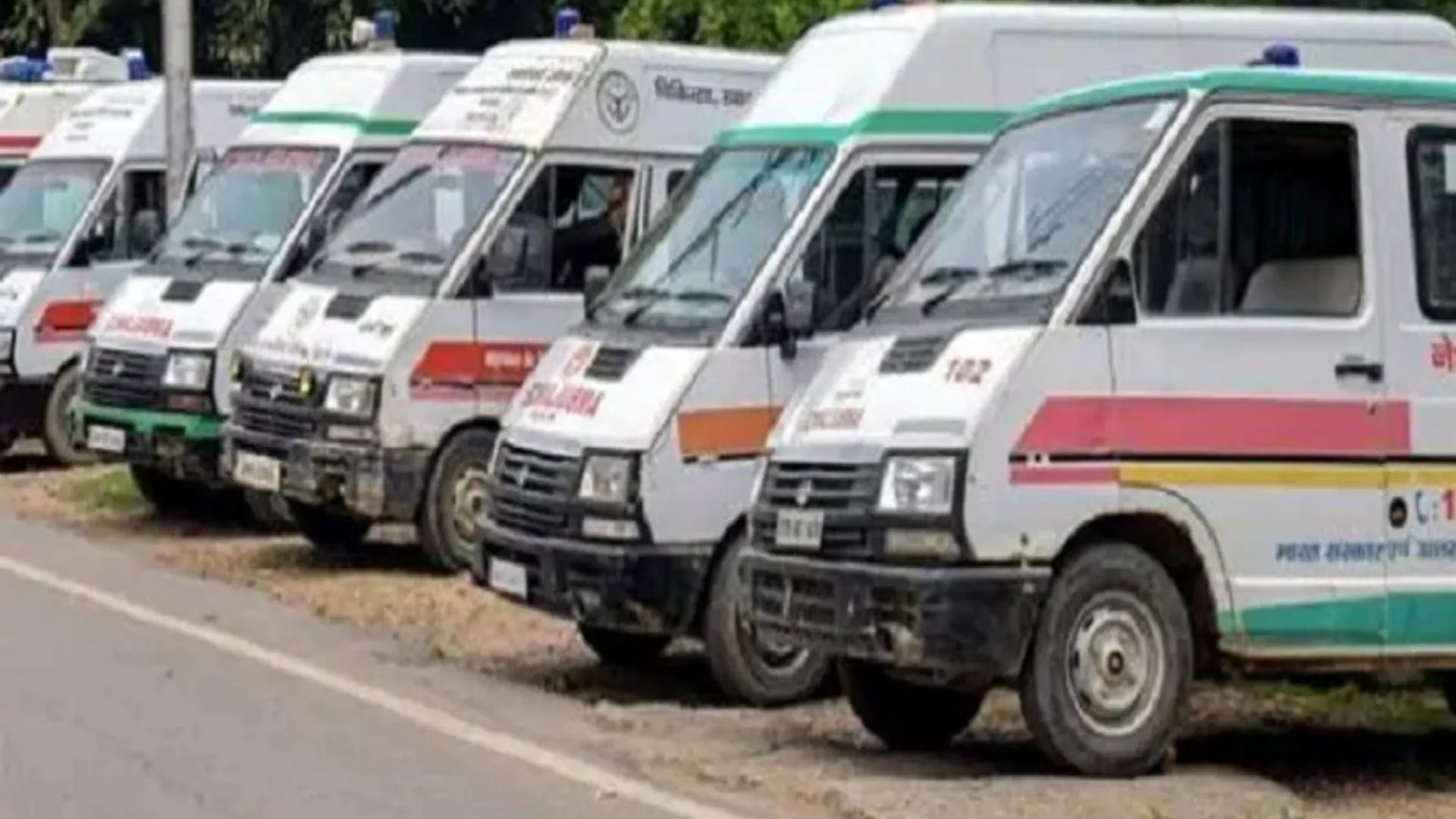 चिलचिलाती धूप में खड़ी हो रहीं एंबुलेंस में मरीज बेहाल, प्रशासन नहीं ले रहा कोई सुध 