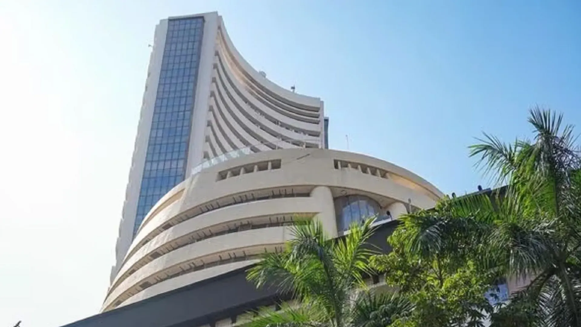 Share Market Closed : निवेशकों के सतर्क रुख अपनाने से शेयर बाजार मामूली बढ़त के साथ बंद 