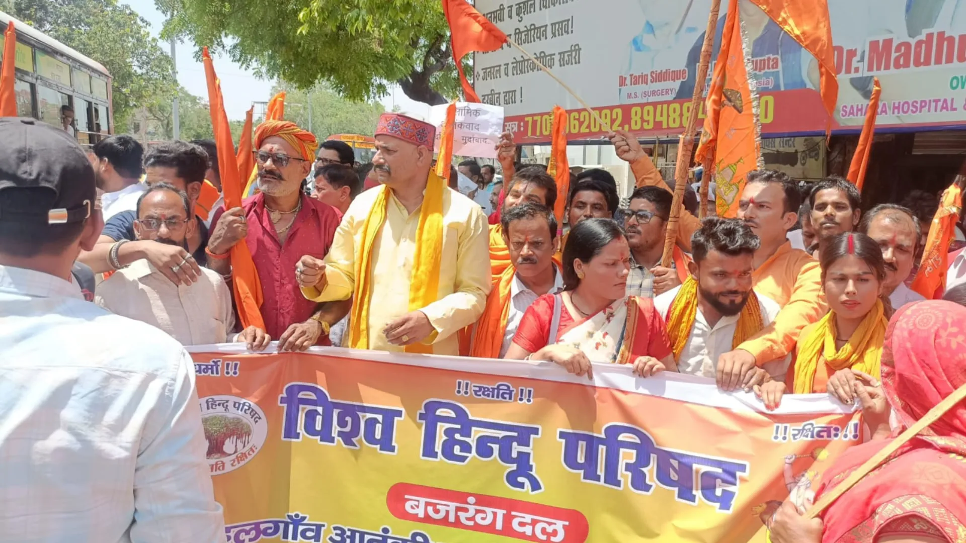 गोंडा: पहलगाम मास्टरमाइंड सैयद गुल का फूंका पुतला, मृतकों को दी श्रद्धांजलि