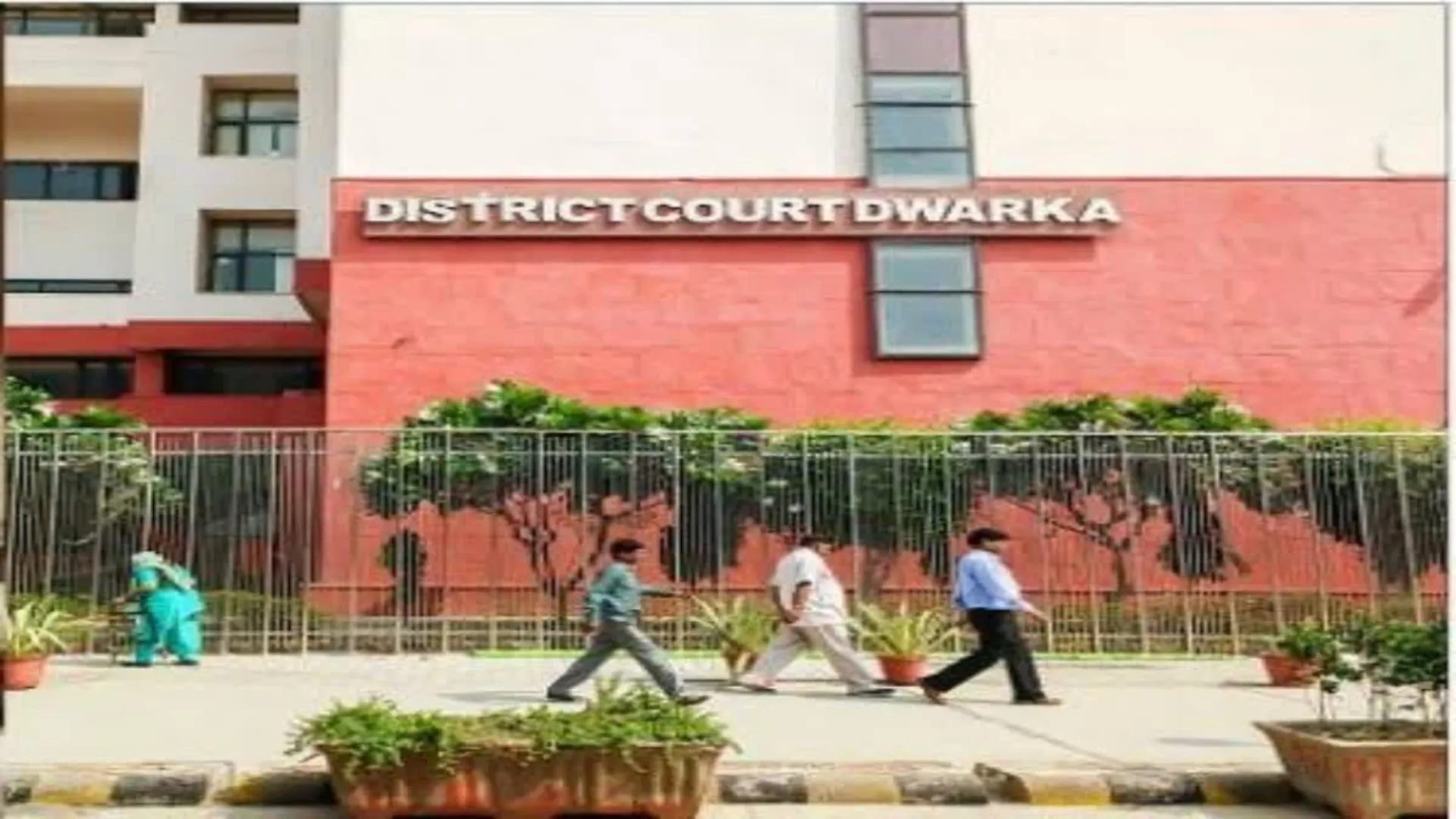 Delhi Bomb Threat: द्वारका अदालत को मिली बम से उड़ाने की धमकी, परिसर खाली कराकर की गई जांच 