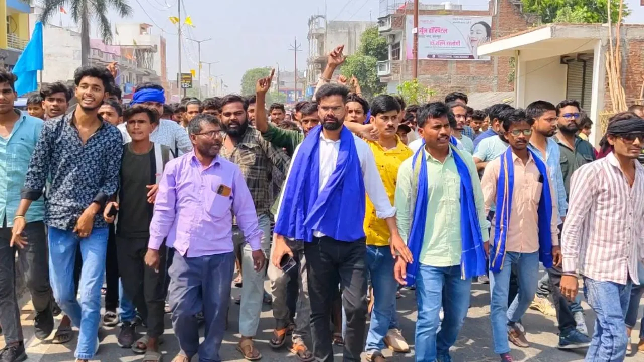 कन्नौज में माहौल बिगाड़ने का प्रयास: विशेष वर्ग के झंडे को उखाड़ कर फेंका, भड़के लोग, कोतवाली पहुंचकर किया प्रदर्शन