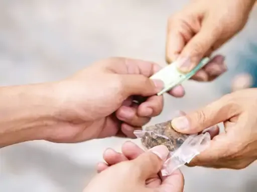 पैरोल पर बाहर आया और फिर से बेचने लगा स्मैक       