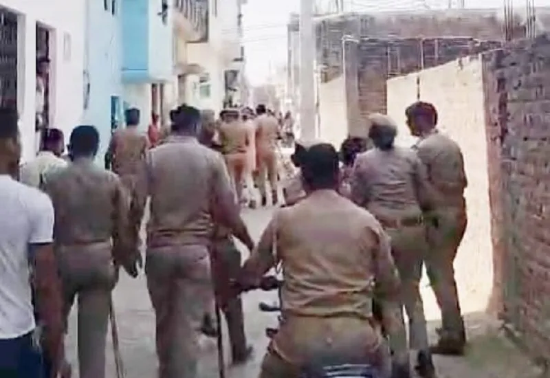 मुरादाबाद : शिकायत की जांच करने पहुंचे चार पुलिस कर्मियों को बनाया बंधक, महिला समेत चार के खिलाफ रिपोर्ट दर्ज