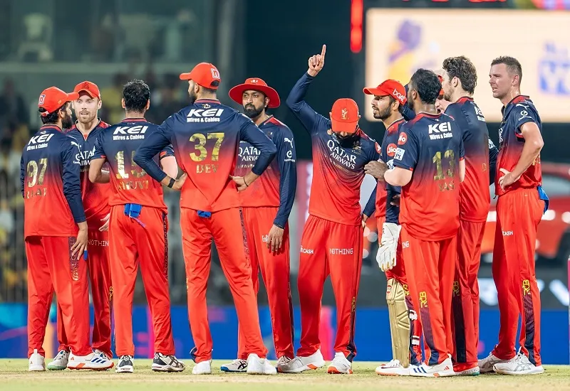 IPL 2025 : जीत की हैट्रिक लगाने GT के खिलाफ घरेलू मैदान पर उतरेगी RCB  
