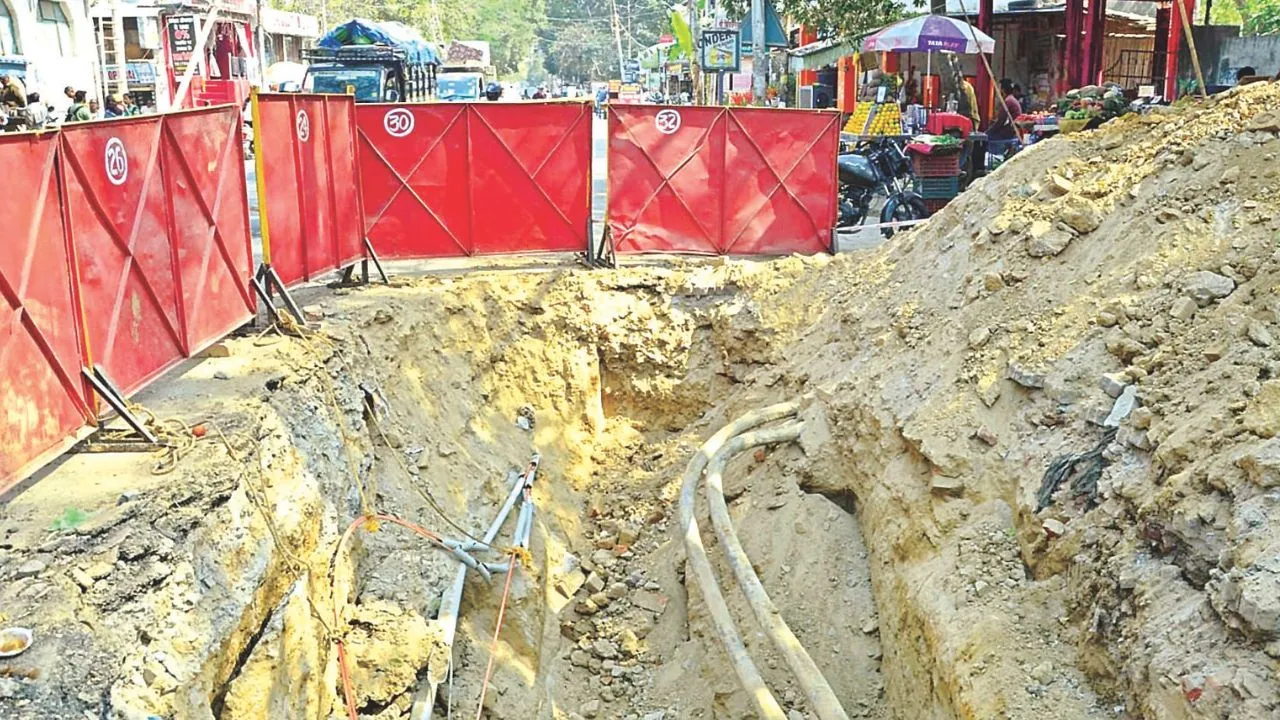 खोदाई करके गए भूल, सड़कों पर उड़ रही धूल; कानपुर में पानी का छिड़काव न होने से उड़ रही मिट्टी, प्रदूषण भी बढ़ा... 