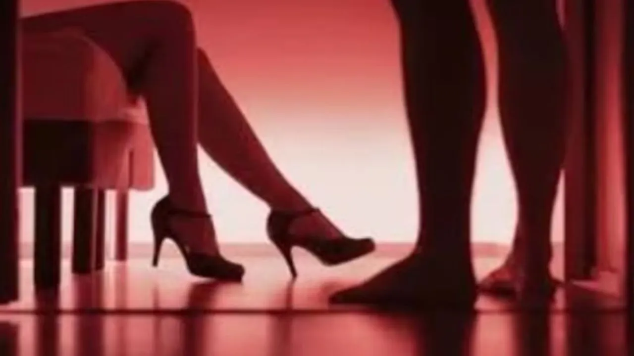 OYO होटल की आड़ में हो रही अश्लीलता: कन्नौज में पुलिस ने मारा छापा, रंगरेलियां मना रहे सात जोड़े गिरफ्तार