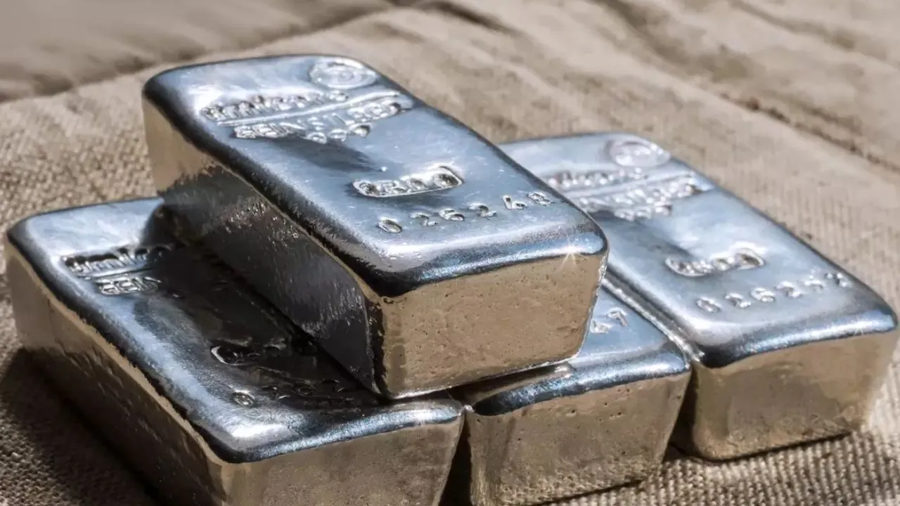 औंधे मुंह गिरी चांदी, बाजार में हाहाकार; कानपुर में दो दिन में 9 हजार कीमत घटी, निवेशकों को तगड़ा झटका